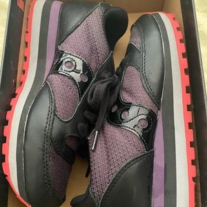 Woman’s sneakers size 6